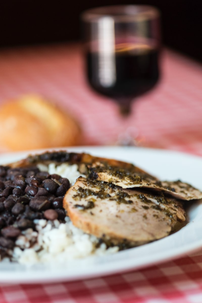 Pierna asada con frijoles