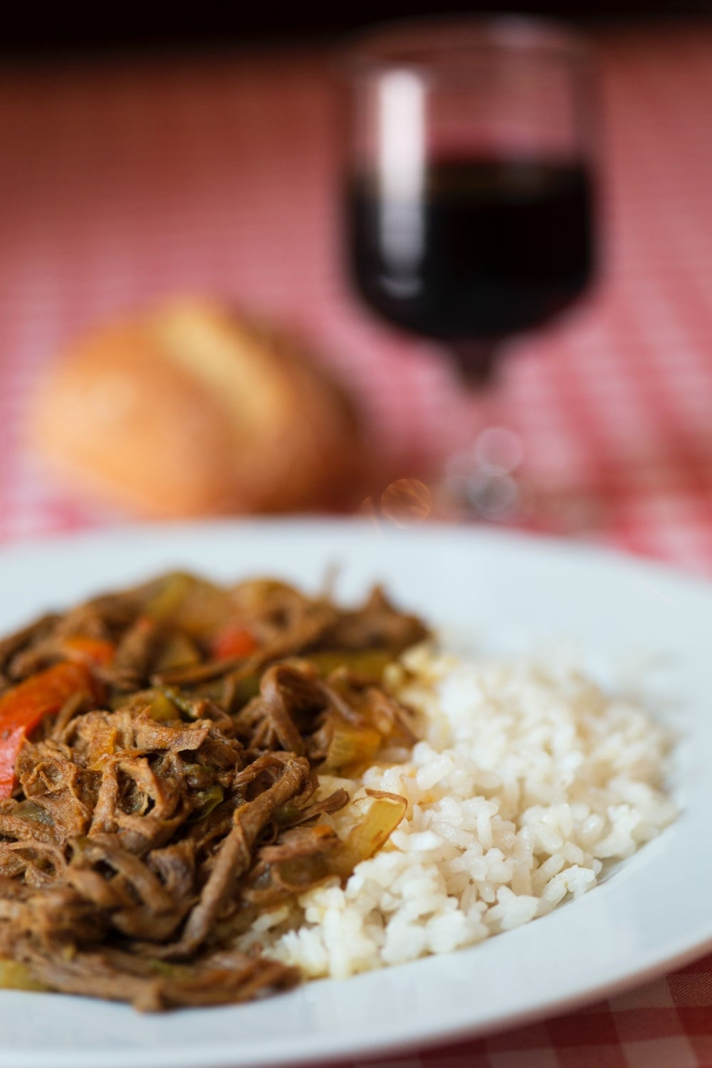 Plato de ropa vieja con arroz