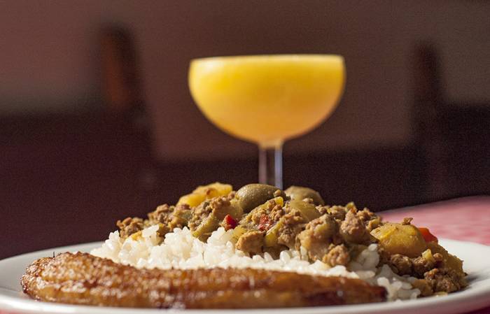 Daiquiri con picadillo y plátano frito