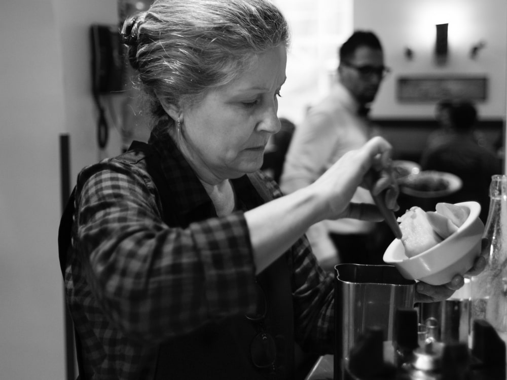 Inés Martínez haciendo daiquiri