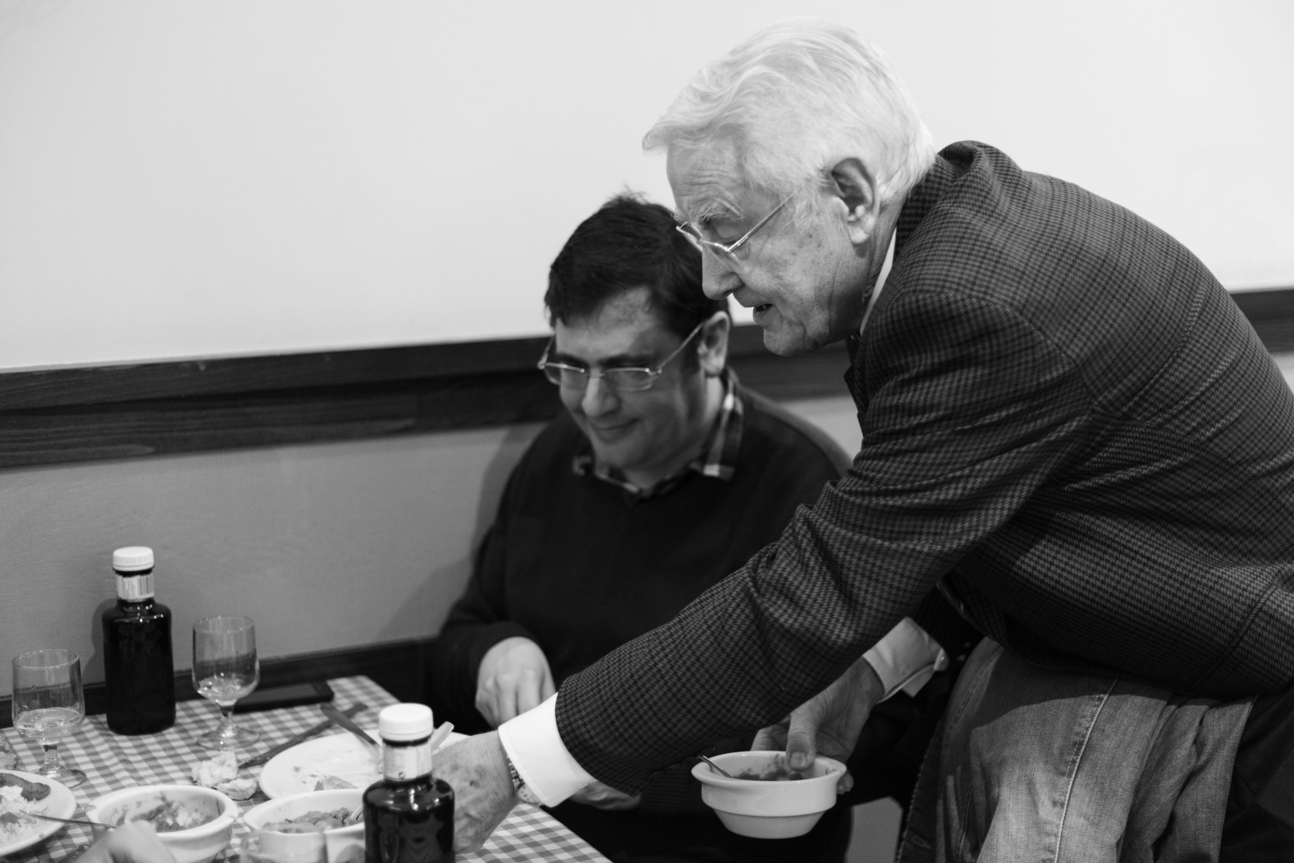 Pepe lleva un plato a una de las mesas.