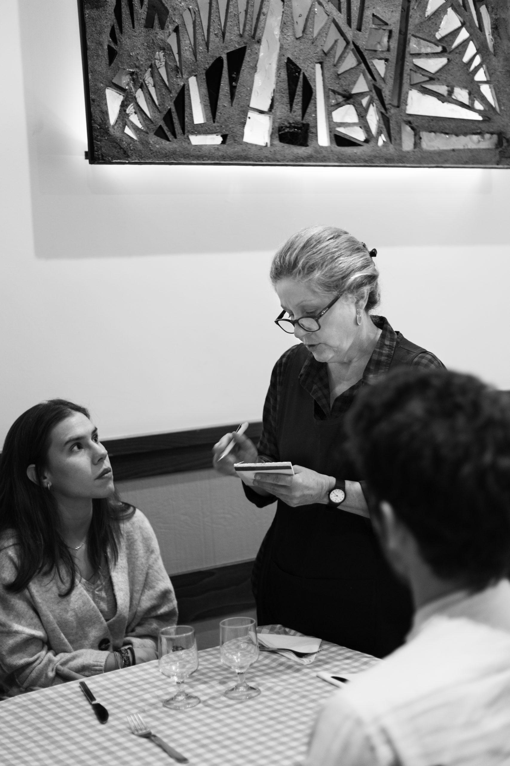 Tomando nota a la mesa de Cristina, su hija. 