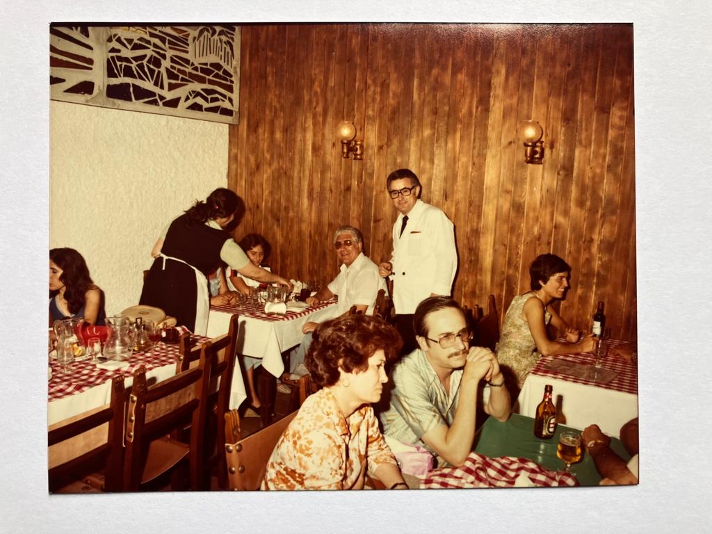 Inés y Pepe en el restaurante