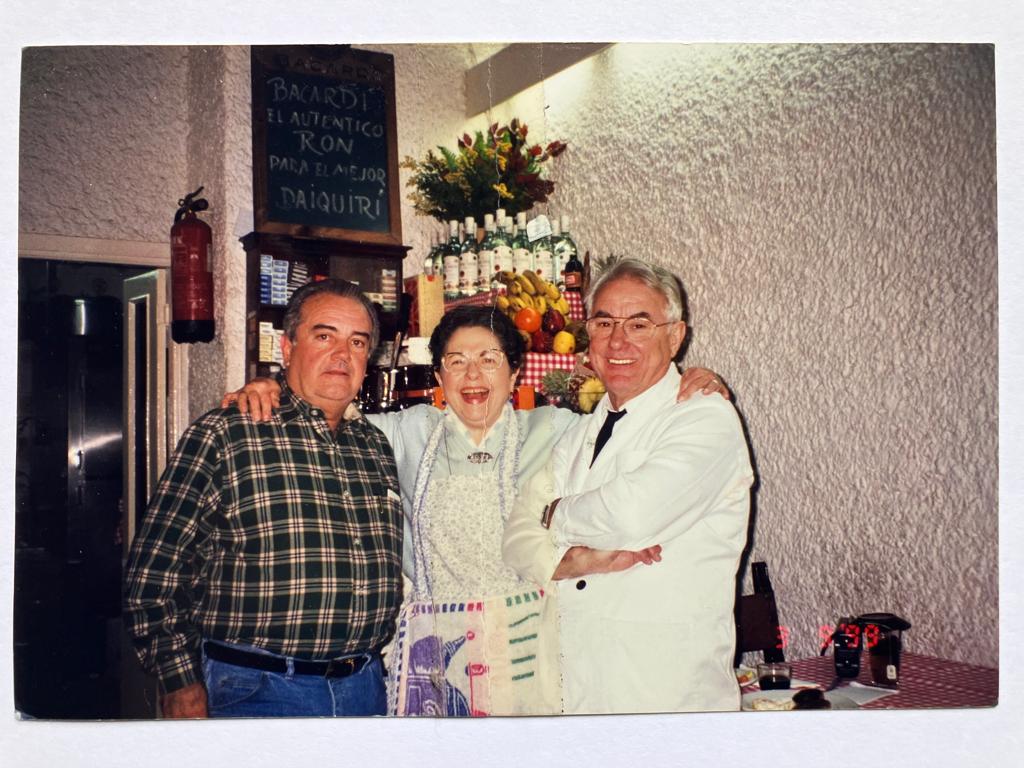 Inés y Pepe con un cliente